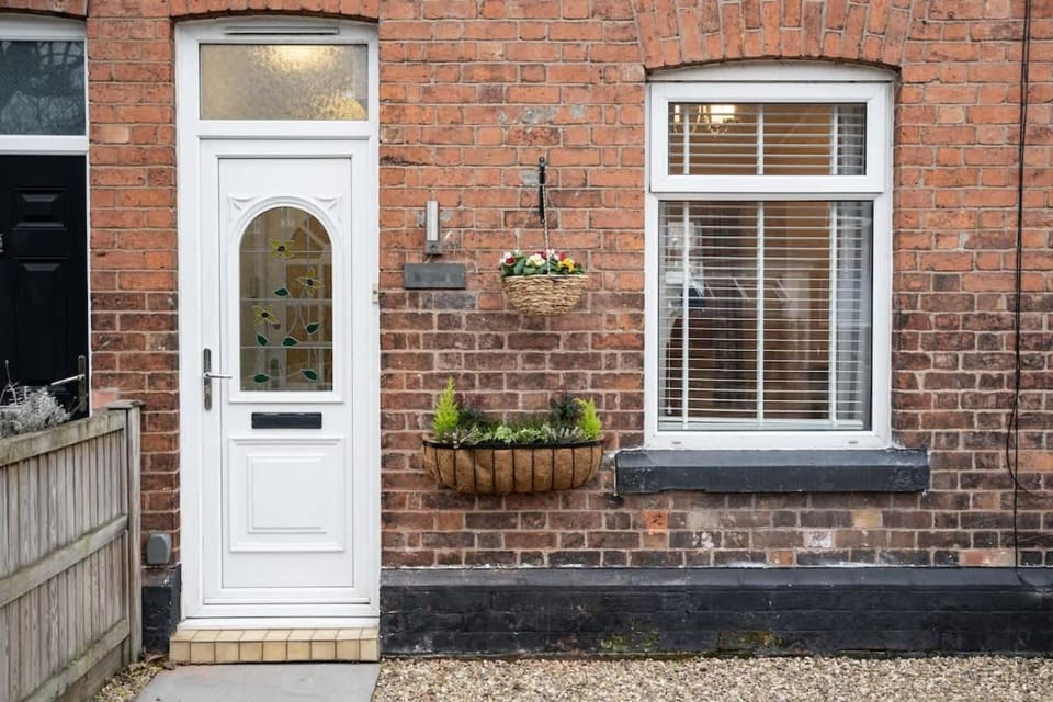Park and walk to city centre Cosy terrace House in Chester