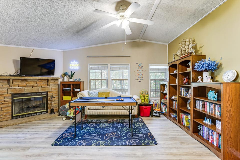 Lake Livingston Home w/ Dock & Deck! House in Lake Livingston