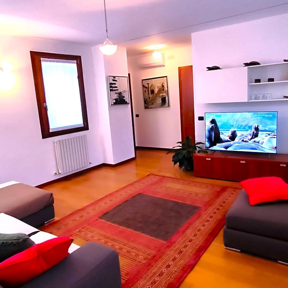 TV and multimedia, Living room, Seating area, Evening entertainment