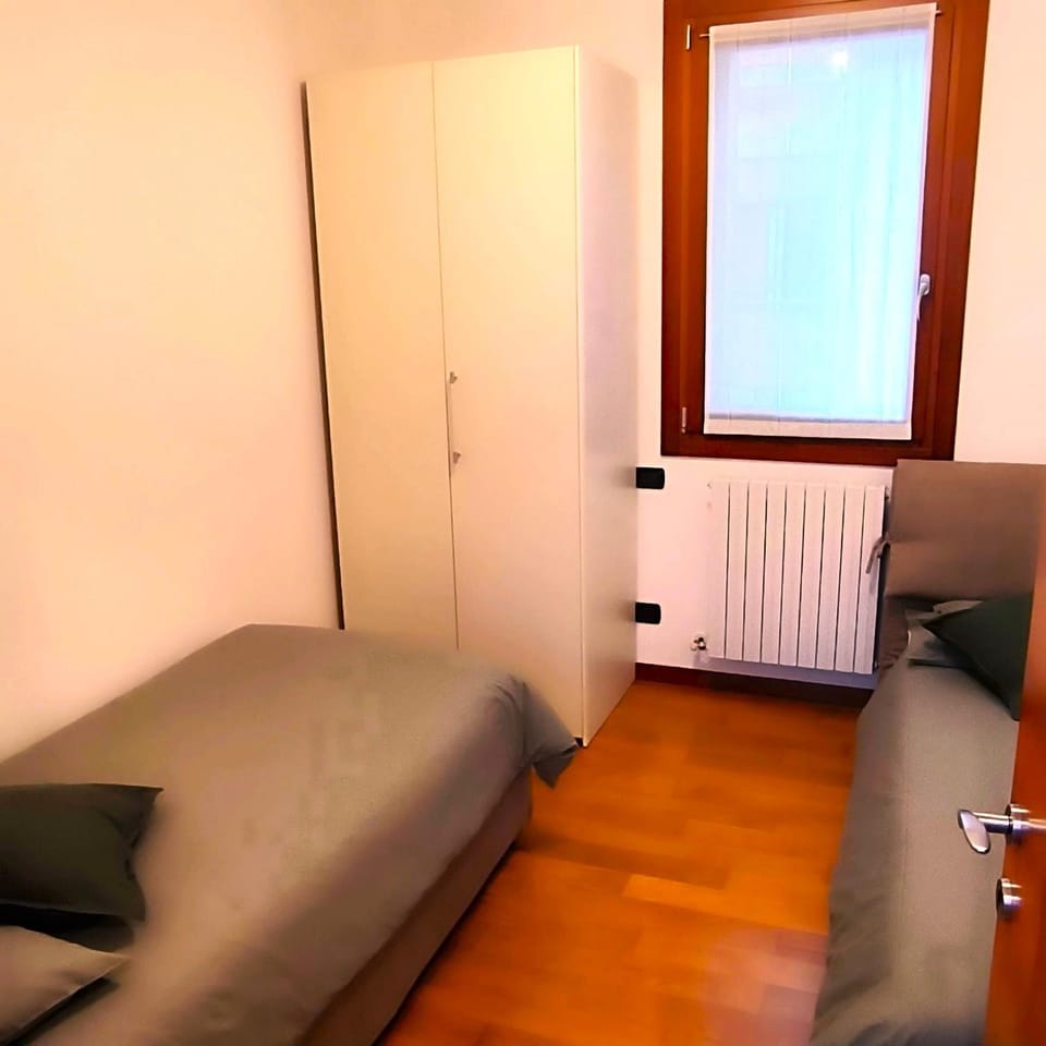 Bed, Photo of the whole room, Bedroom, internet