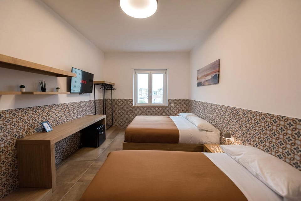 TV and multimedia, View (from property/room), Floor plan, Bedroom, City view, Garden view, Street view, microwave, oven