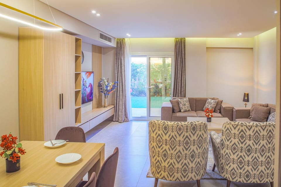 TV and multimedia, Living room, Seating area, Dining area