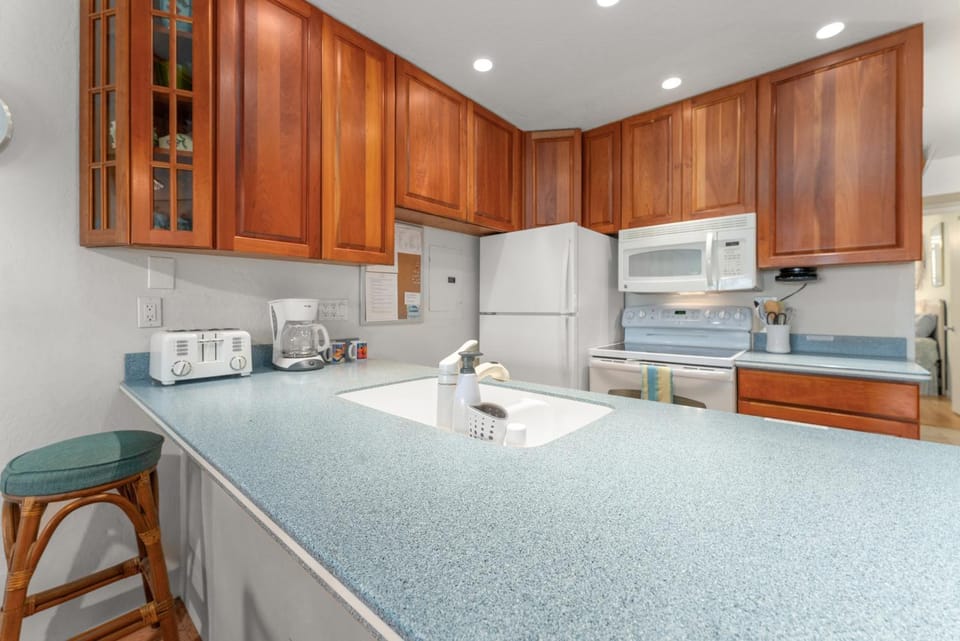 Kitchen or kitchenette, Dining area, stove