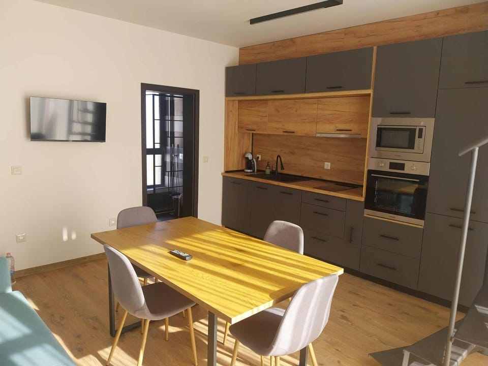 Kitchen or kitchenette, Dining area, minibar, oven, stove