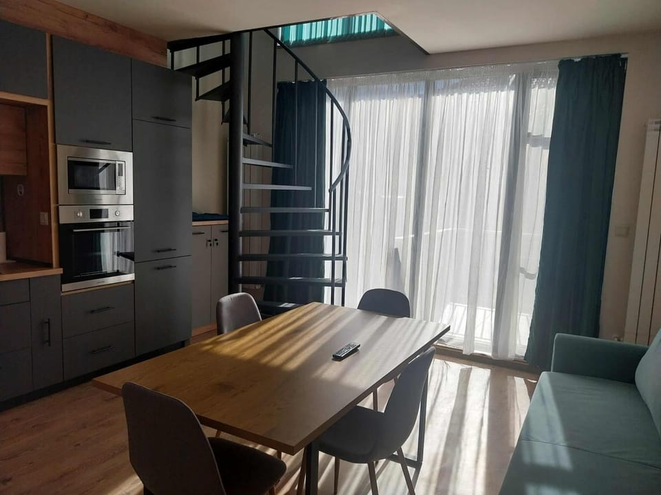 Kitchen or kitchenette, Dining area, minibar, oven, stove