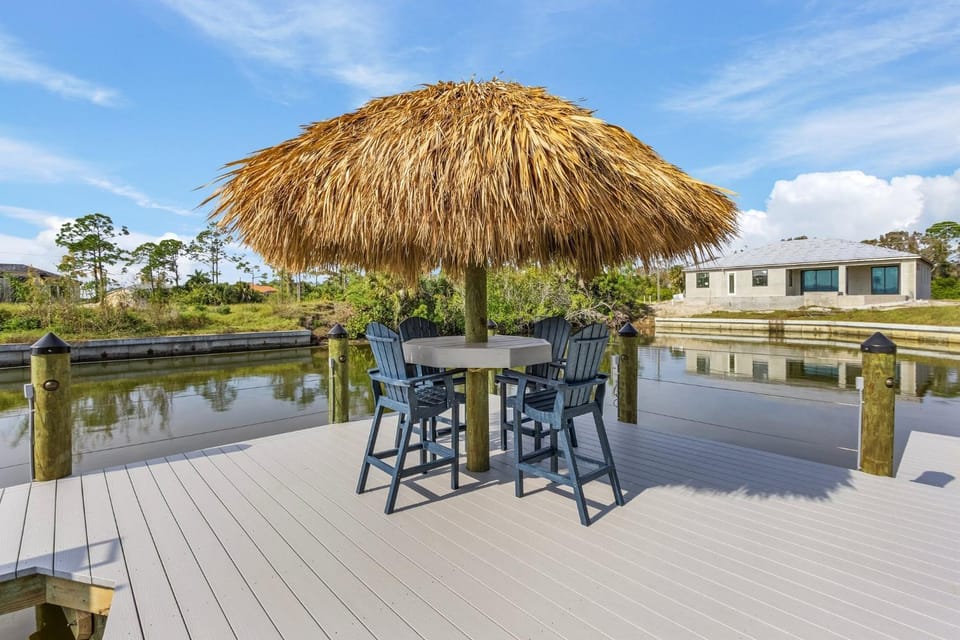 Gulf Access Home, Heated Saltwater Pool & Spa, Dock and Tiki Hut - Villa Perchside Palace House in Cape Coral