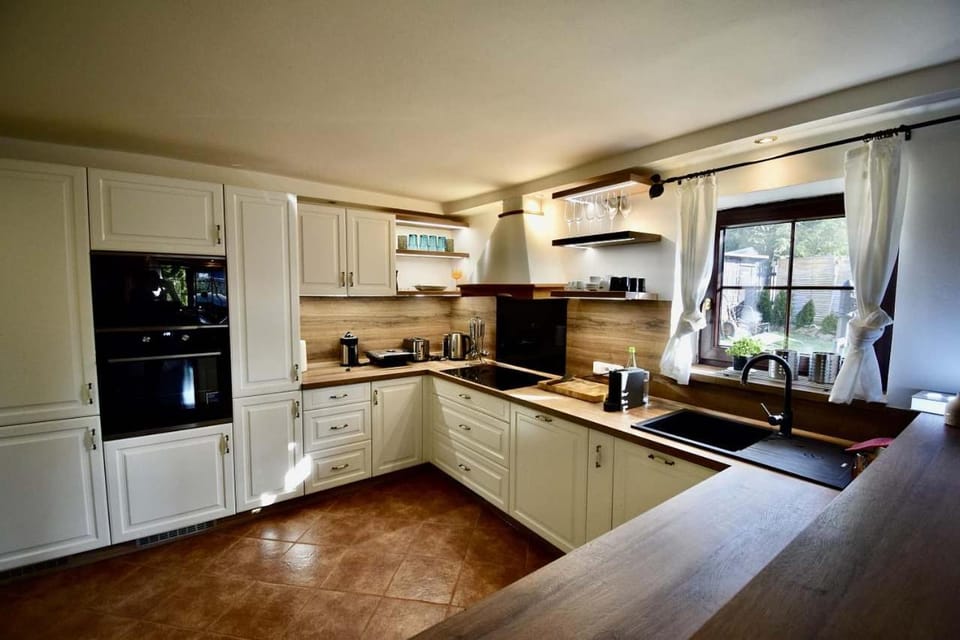Kitchen or kitchenette, Dining area, dishwasher, oven, pet friendly, stove, toaster