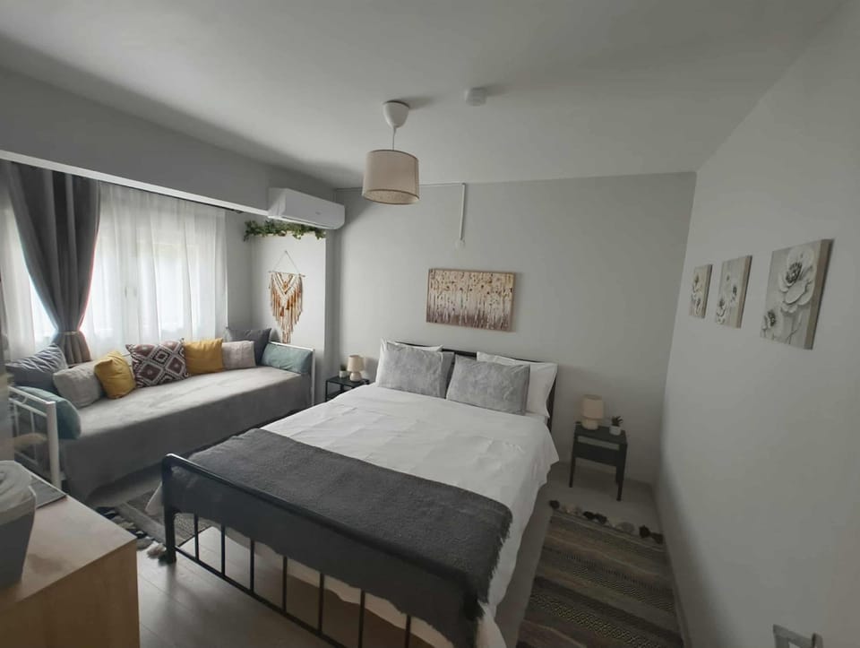 Photo of the whole room, Bedroom