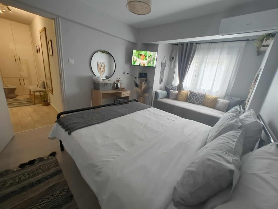 Bed, TV and multimedia, Bedroom
