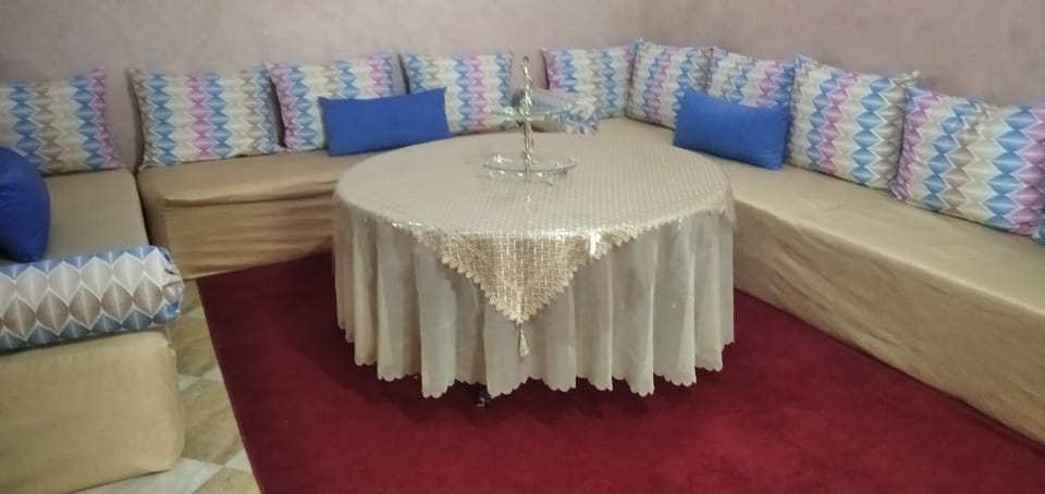 Bed, Living room, Photo of the whole room, Seating area, Bedroom