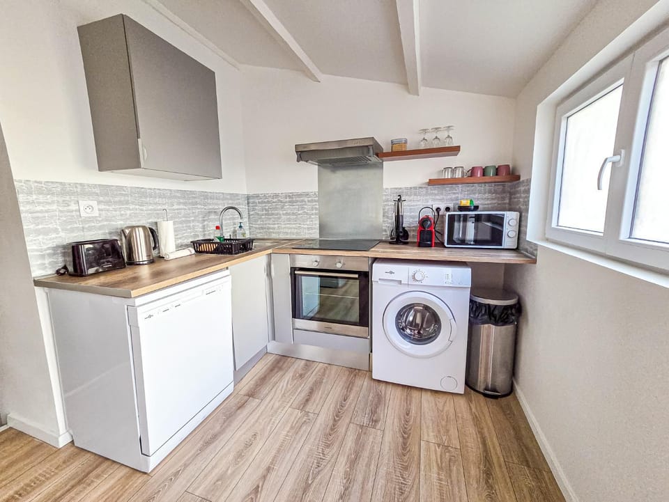 Coffee/tea facilities, Kitchen or kitchenette, dishwasher, oven, stove, toaster