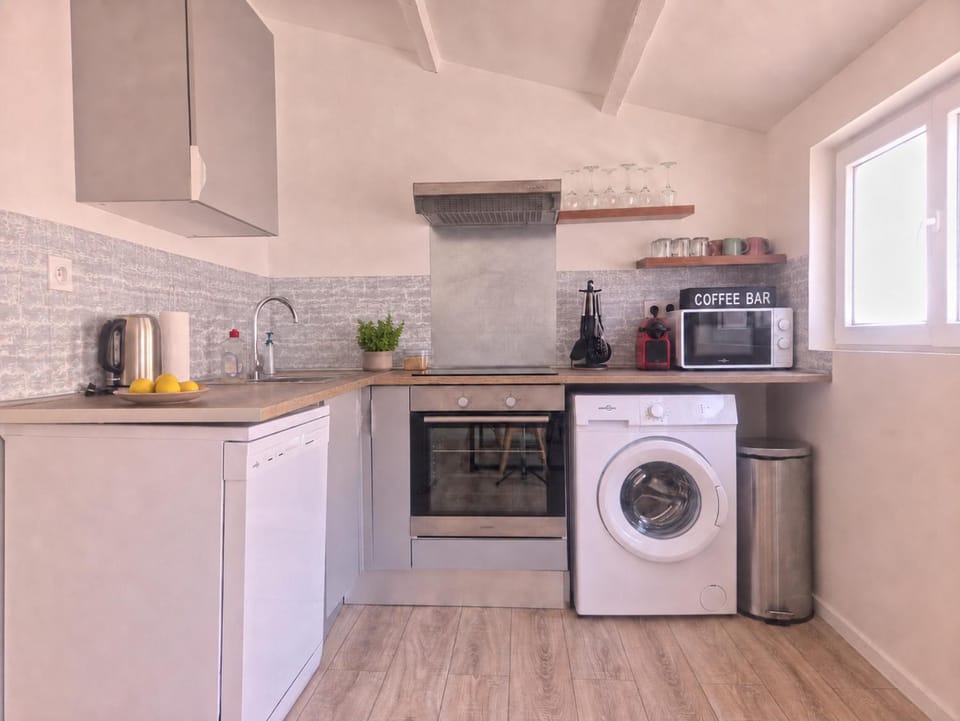 Kitchen or kitchenette, oven, stove, toaster, washing machine