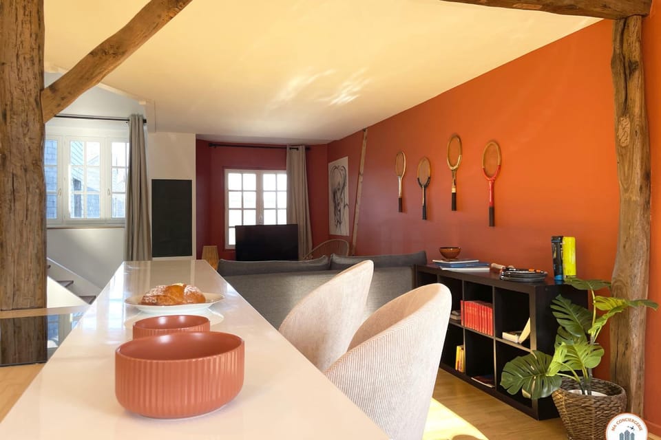 TV and multimedia, Living room, Seating area, Dining area