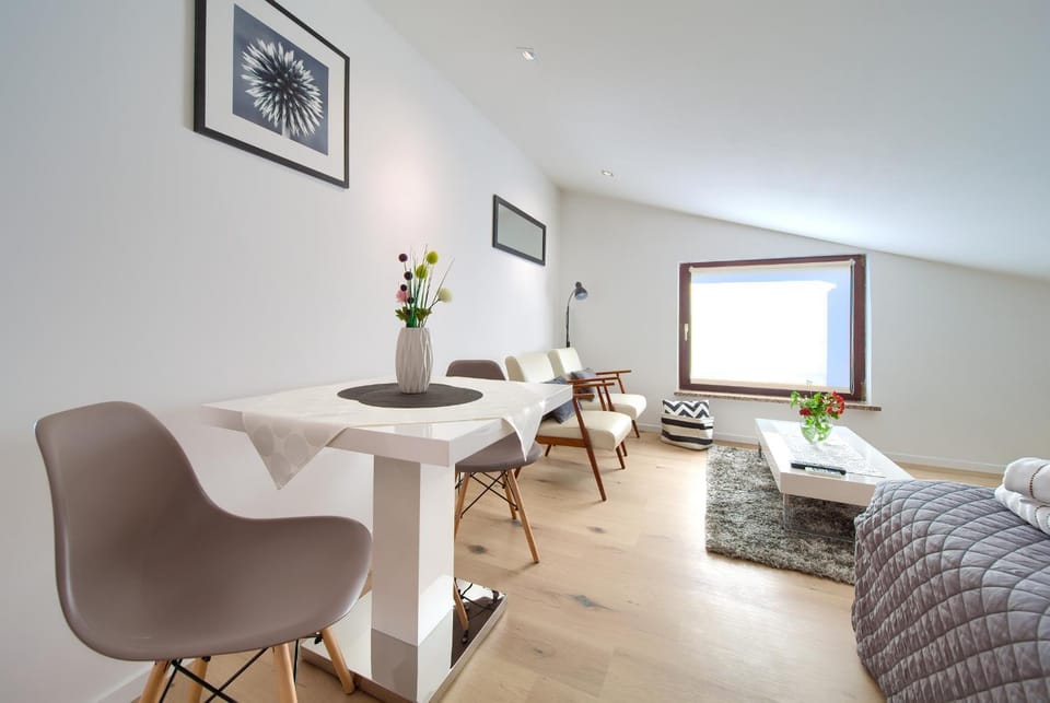 Bed, TV and multimedia, Kitchen or kitchenette, Living room, Seating area, Dining area