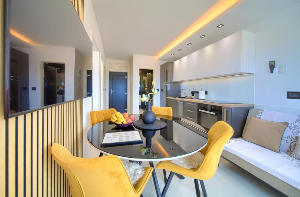 Kitchen or kitchenette, Living room, Seating area, Dining area