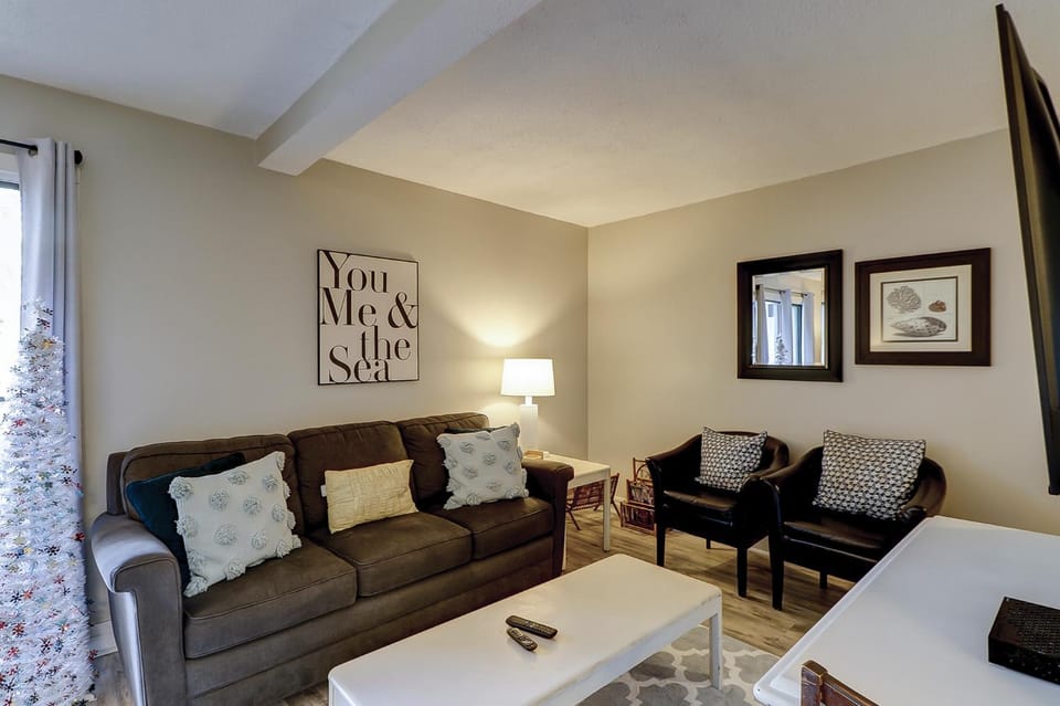 King Queen 2 Twins Sleeper Sofa Free Tennis Pool Beach Gear & Bike Rentals House in South Forest Beach