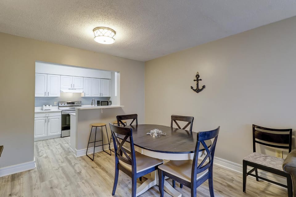 King Queen 2 Twins Sleeper Sofa Free Tennis Pool Beach Gear & Bike Rentals House in South Forest Beach