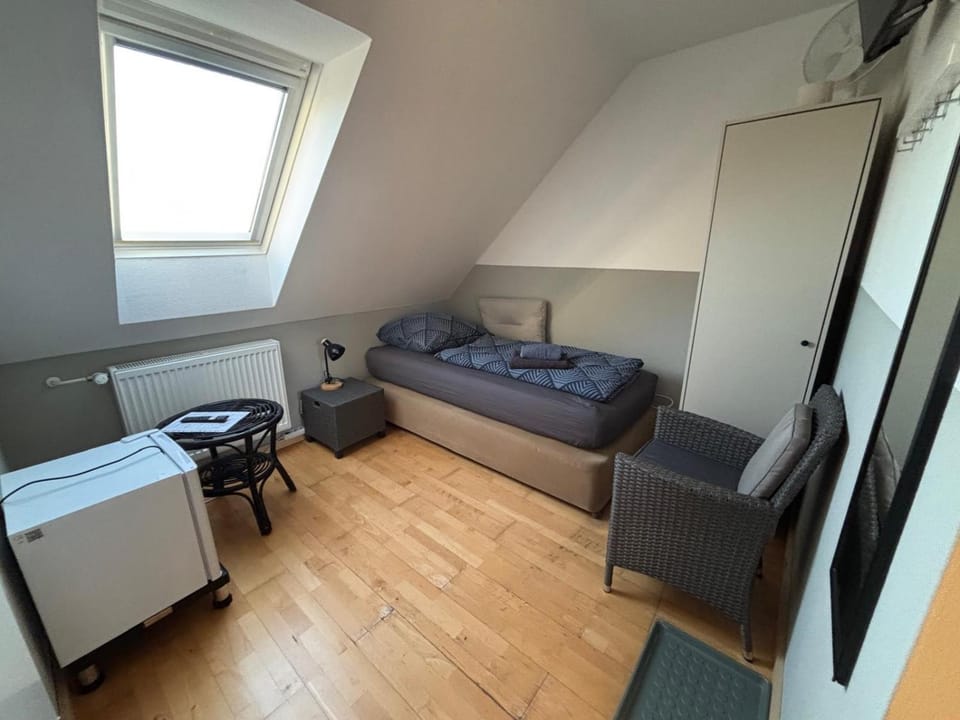 Zimmer-Bad-TV-Kühlschrank-14 Hotel in Lower Saxony, Germany