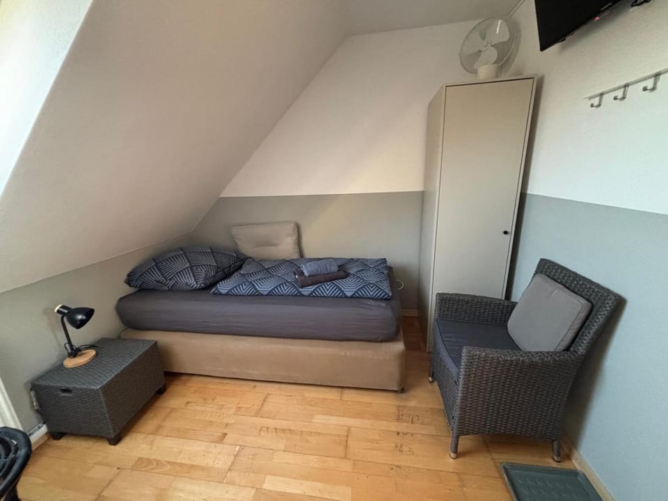 Zimmer-Bad-TV-Kühlschrank-14 Hotel in Lower Saxony, Germany