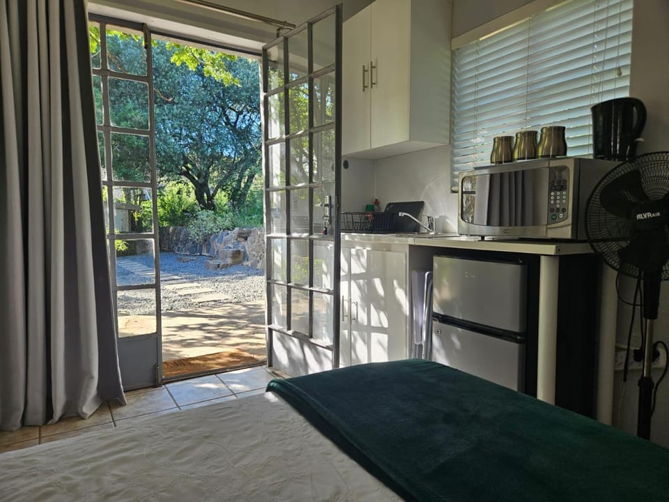 Bed, Bedroom, kitchen