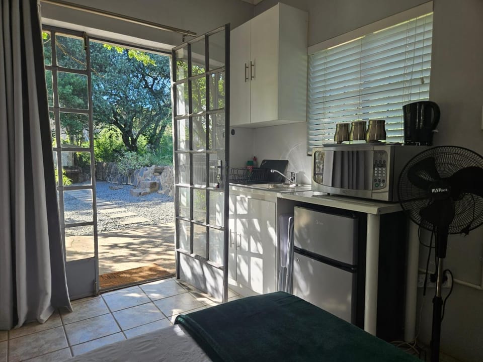 Bedroom, kitchen