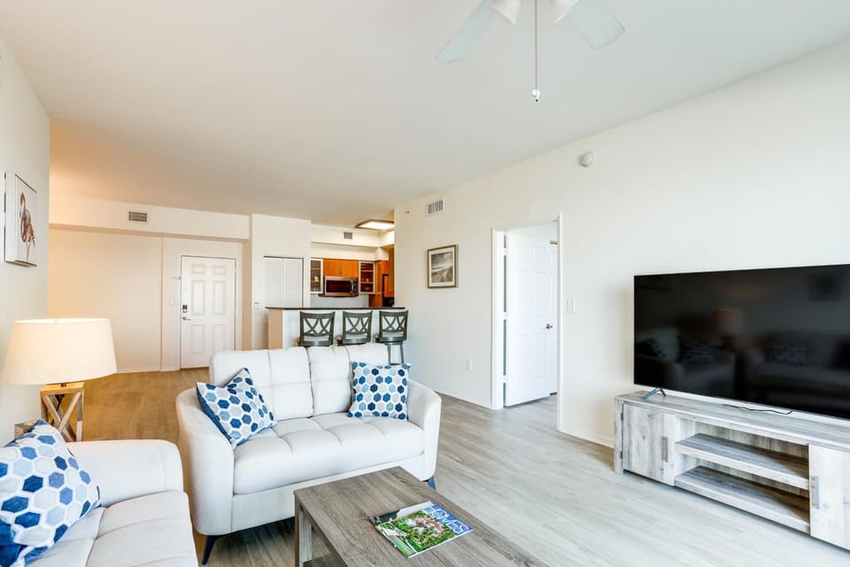 Lantana Condo w/ Balcony: 11 Mi to Palm Beach! House in Lantana