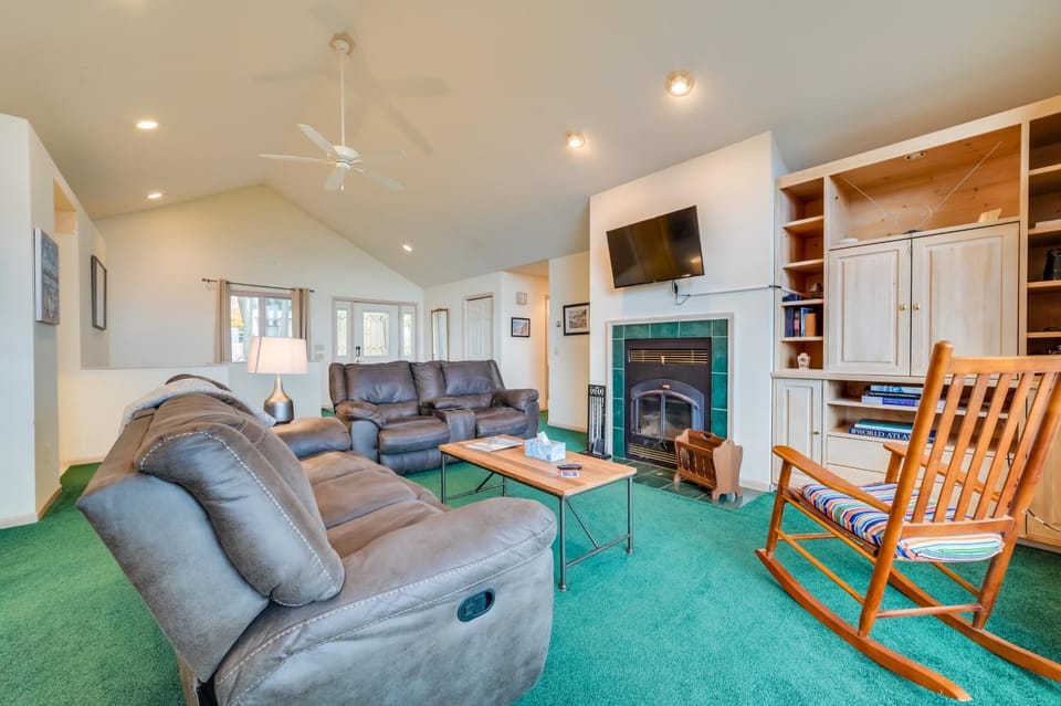 17 Mi to Skiing! Lake-View Michigan Home w/ Deck House in Michigan