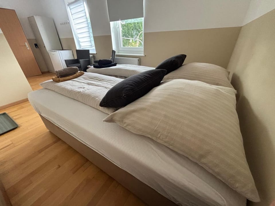 Zimmer für 2 Personen-Bad-Kühlschrank-TV-11 Bed and Breakfast in Lower Saxony, Germany
