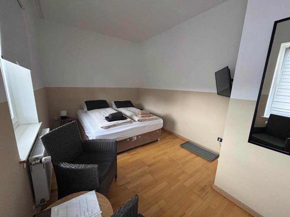 Zimmer für 2 Personen-Bad-Kühlschrank-TV-11 Bed and Breakfast in Lower Saxony, Germany