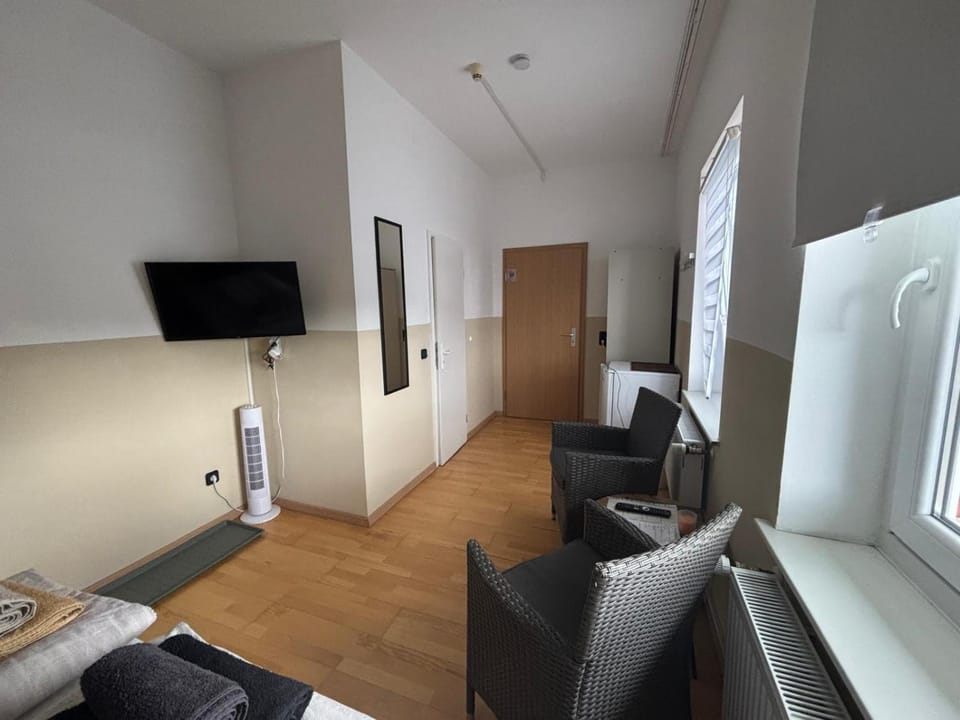 Zimmer für 2 Personen-Bad-Kühlschrank-TV-11 Bed and Breakfast in Lower Saxony, Germany