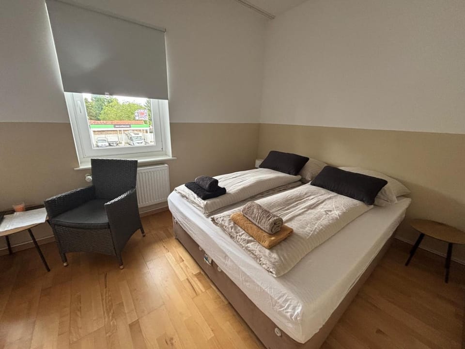 Zimmer für 2 Personen-Bad-Kühlschrank-TV-11 Bed and Breakfast in Lower Saxony, Germany