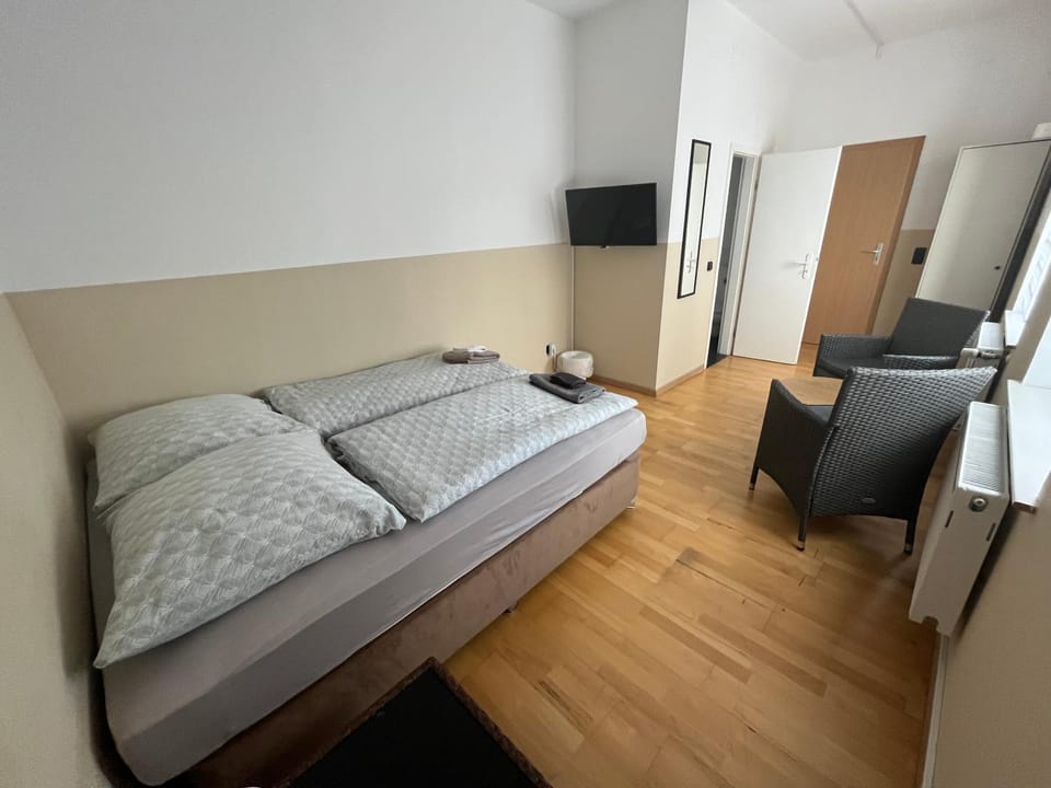 Zimmer für 2 Personen-Bad-Kühlschrank-TV-11 Bed and Breakfast in Lower Saxony, Germany