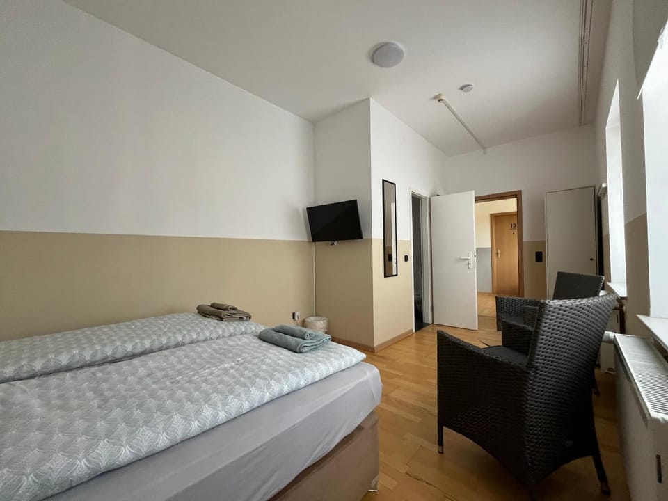 Zimmer für 2 Personen-Bad-Kühlschrank-TV-11 Bed and Breakfast in Lower Saxony, Germany