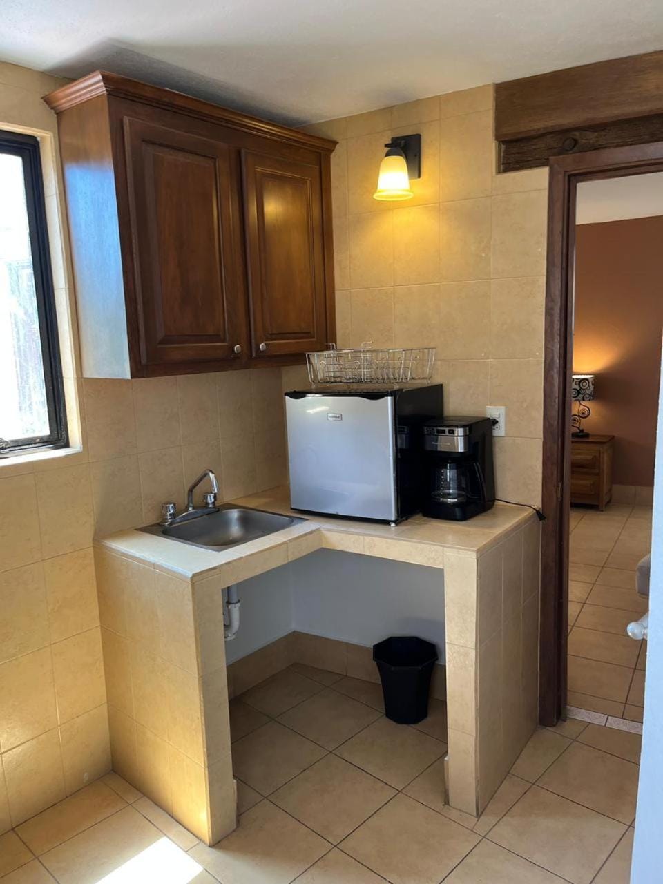 Kitchen or kitchenette, minibar