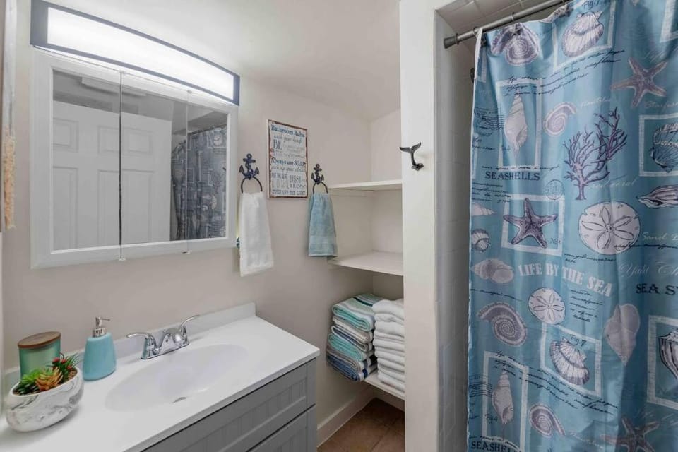 Beach Bungalow - 1 Block to Beach - Pets Welcome! House in Norfolk