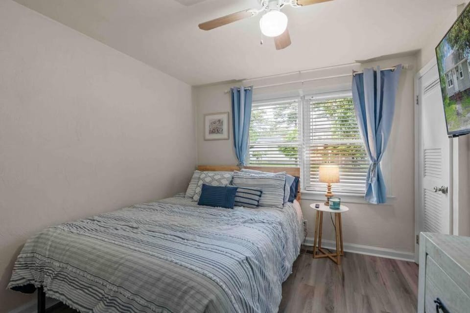 Beach Bungalow - 1 Block to Beach - Pets Welcome! House in Norfolk