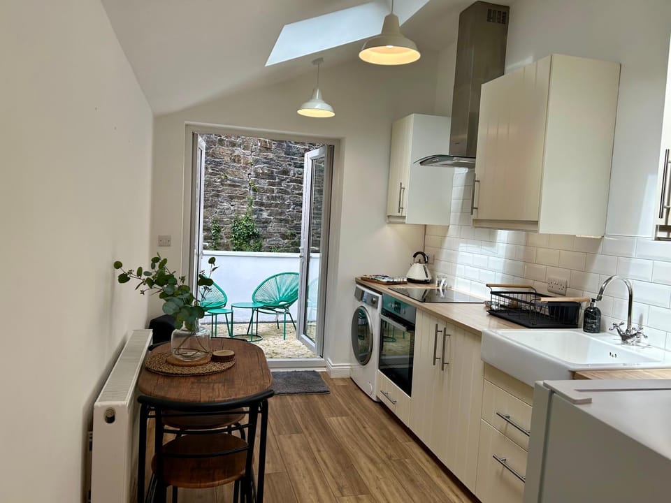 Kitchen or kitchenette, Dining area, dishwasher, oven, stove