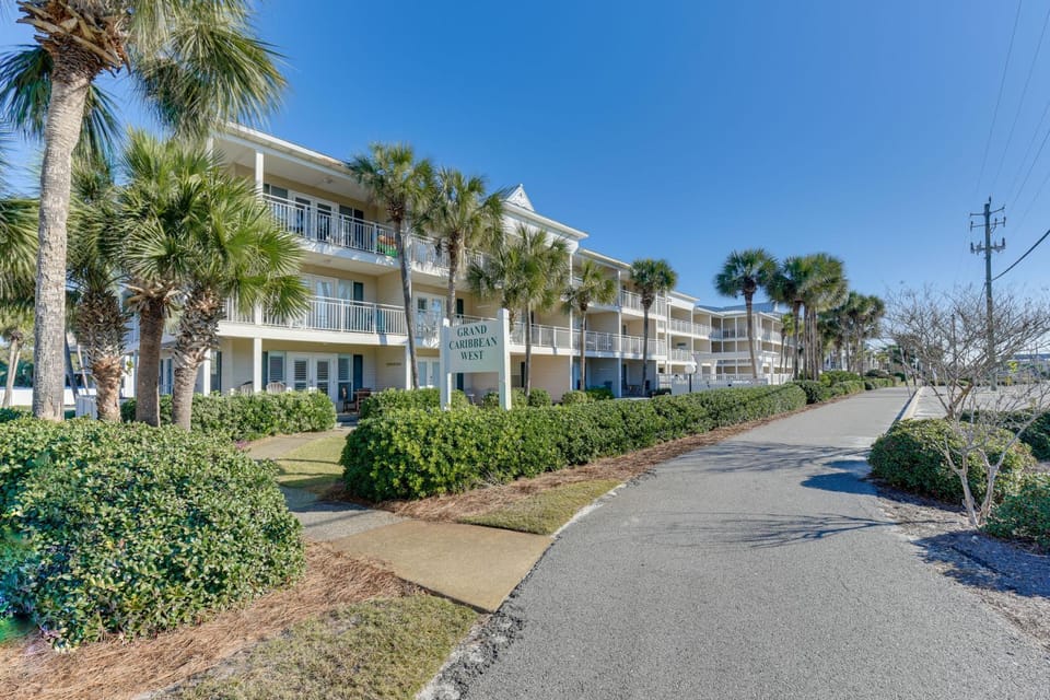 Lovely Destin Condo w/ Pool Access: Walk to Beach! House in Destin