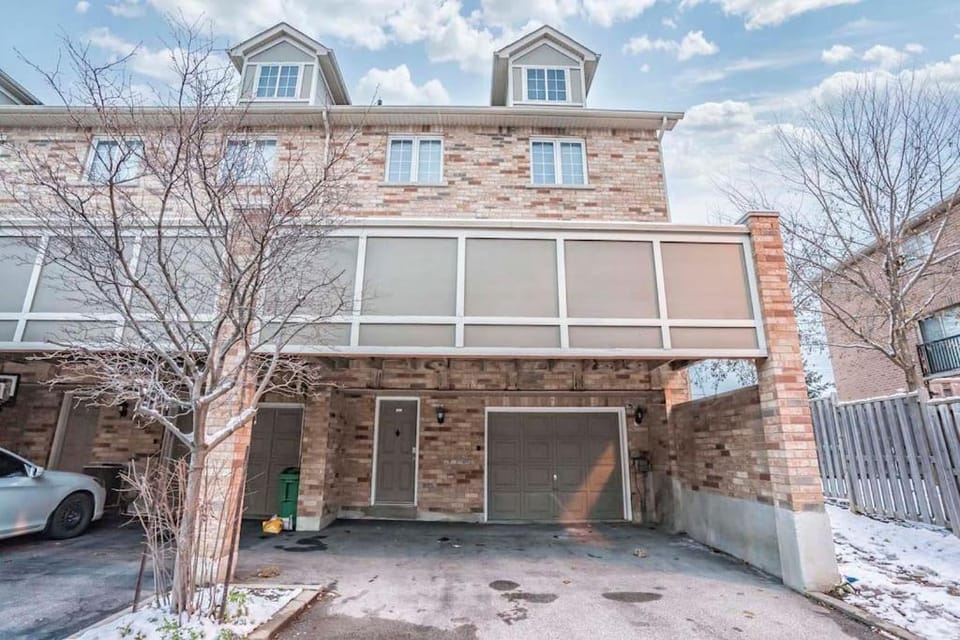 Stylish 4BR Home 20 Mins from YYZ Villa in Milton