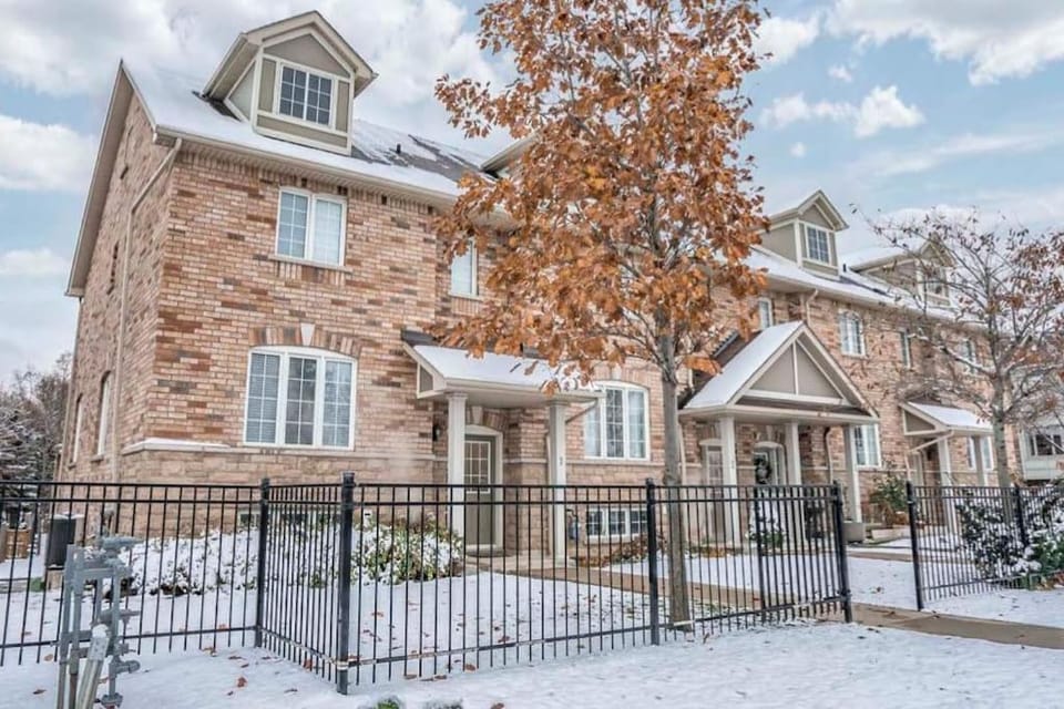 Stylish 4BR Home 20 Mins from YYZ Villa in Milton