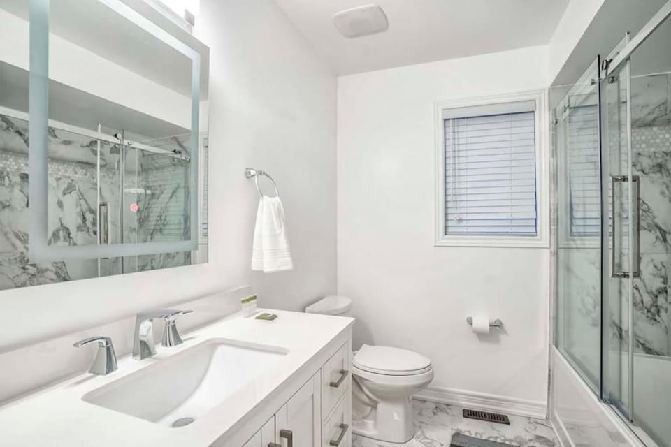 Stylish 4BR Home 20 Mins from YYZ Villa in Milton