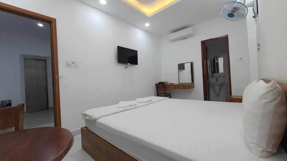 Bed, TV and multimedia, Photo of the whole room, Bedroom, towels, air conditioner