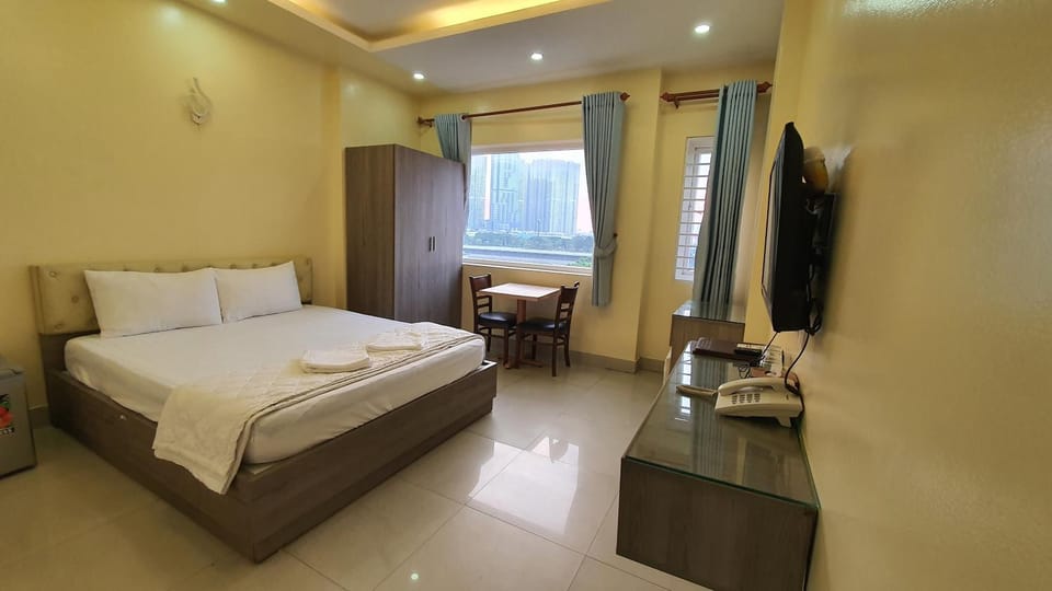 Bed, TV and multimedia, Bedroom