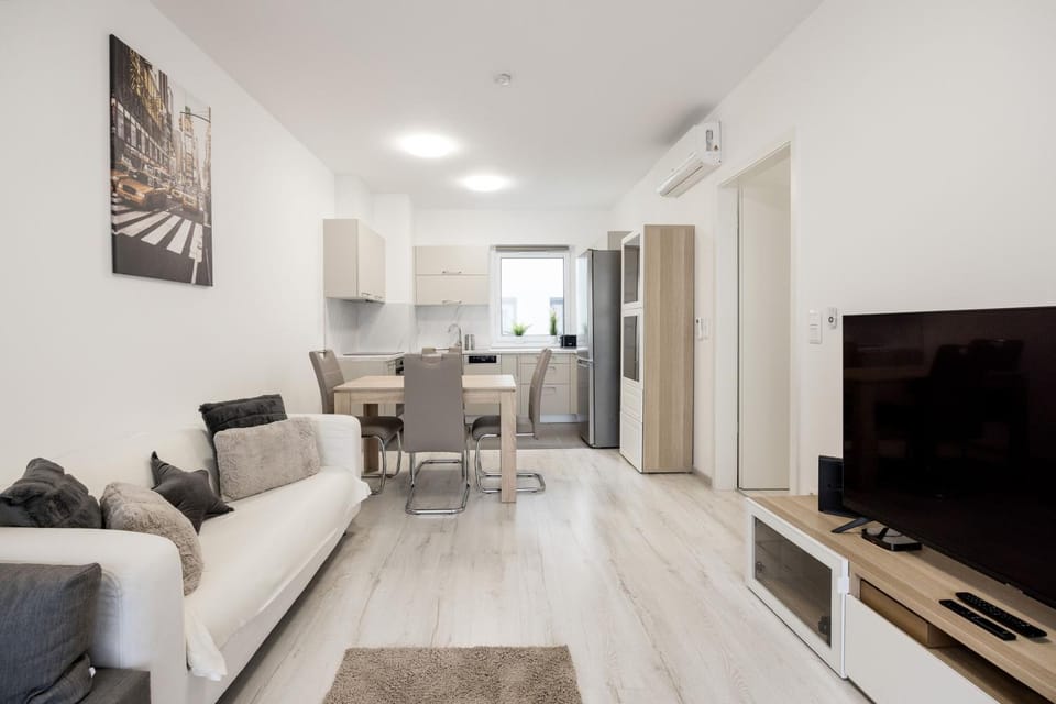 TV and multimedia, Kitchen or kitchenette, Living room, Seating area, Dining area