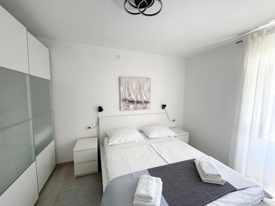 Bed, Bedroom, towels, wardrobe