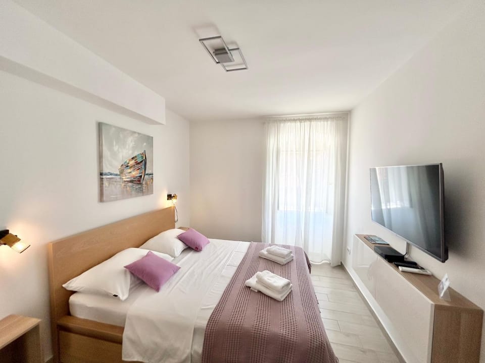 Bed, TV and multimedia, Photo of the whole room, Bedroom, towels