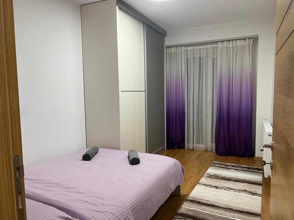 Bedroom, towels