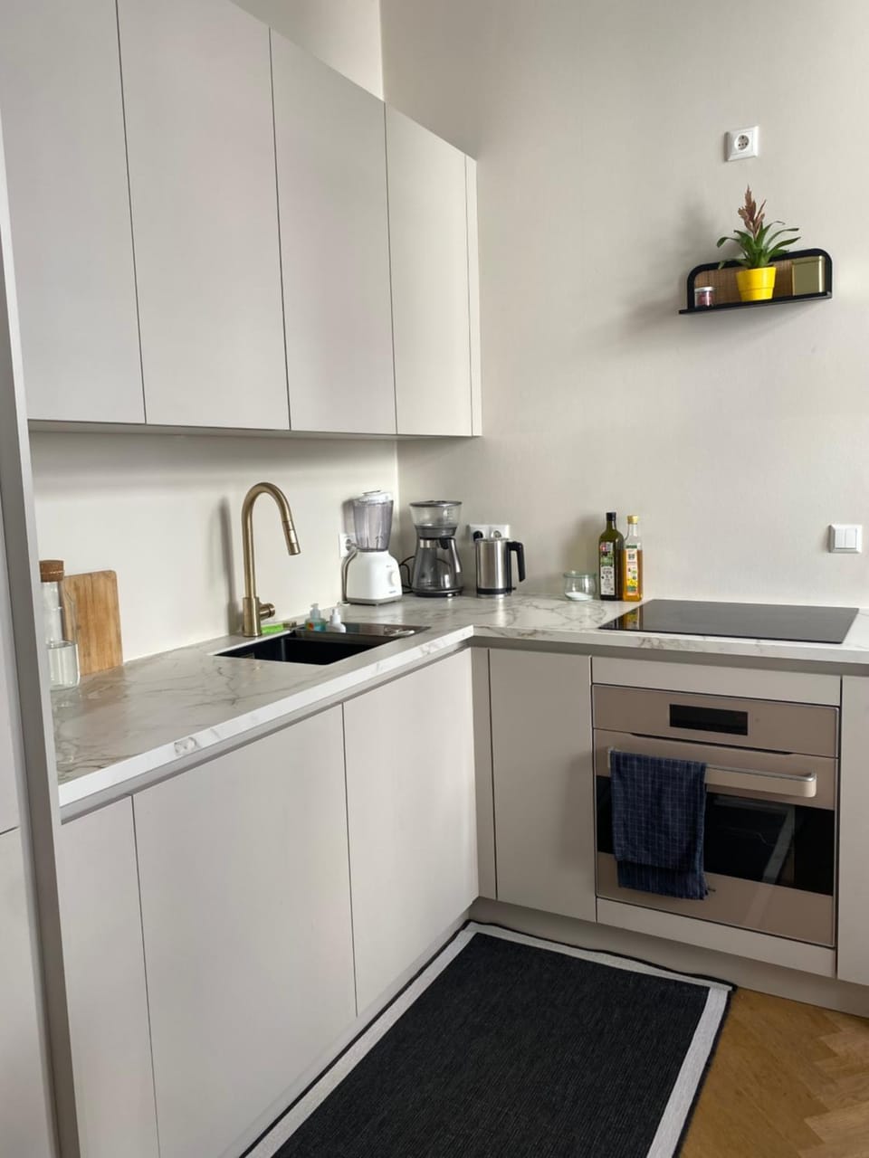 Coffee/tea facilities, Kitchen or kitchenette, dishwasher, stove, toaster