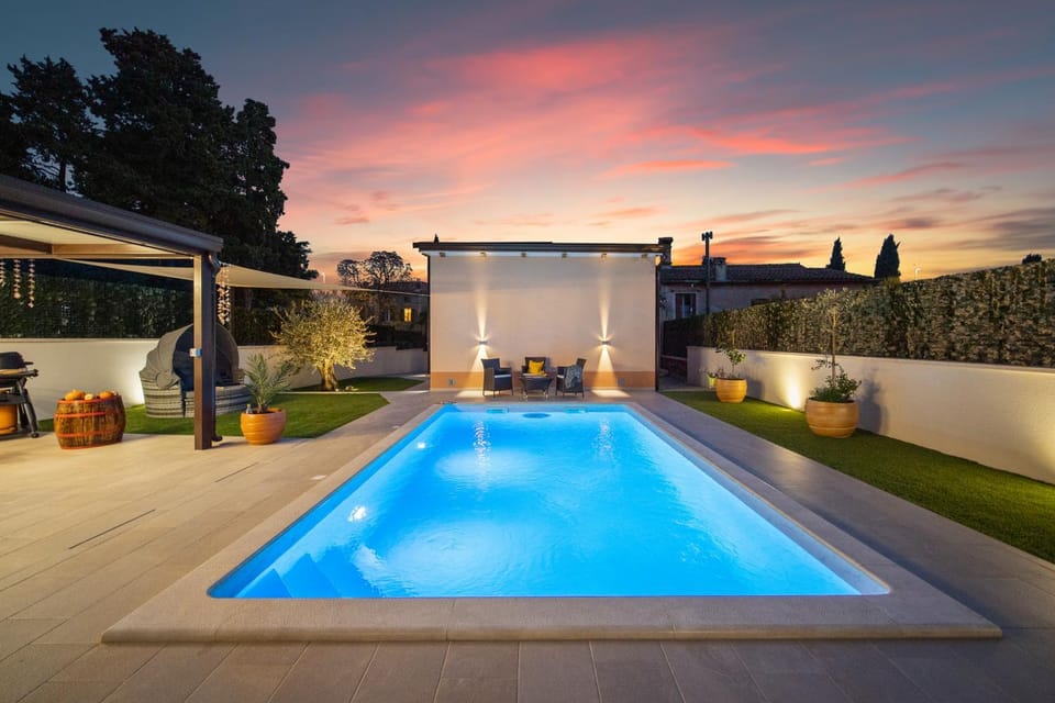 Day, Swimming pool, sunbed