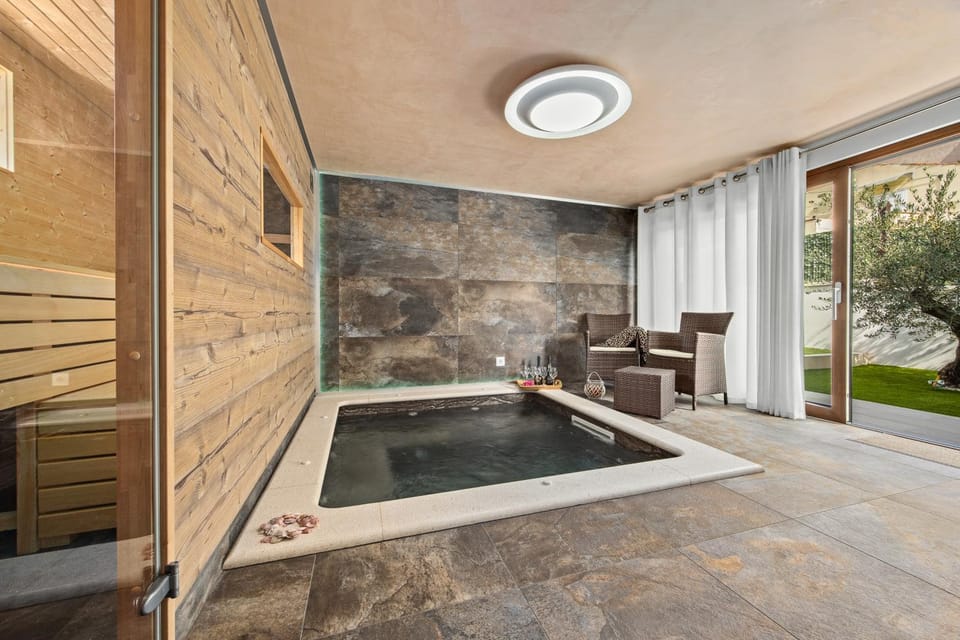 Natural landscape, Hot Tub, Sauna, Seating area, Pool view, Swimming pool